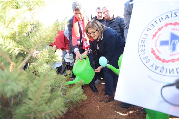Gaziantep Büyükşehir Belediyesi, Taşlıca Malazgirt Mahallesi’nde fidan dikimi yaptı