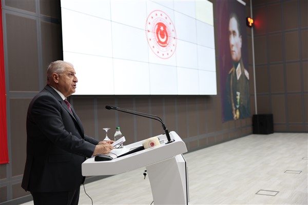 Bakan Güler, TCG Gökoava fırkateynini ziyaret etti
