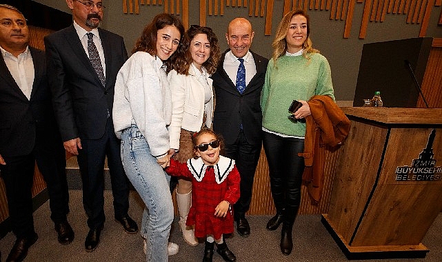 “İzmir farklı, güçlü, bütün Türkiye için ışık saçmaya devam ediyor"