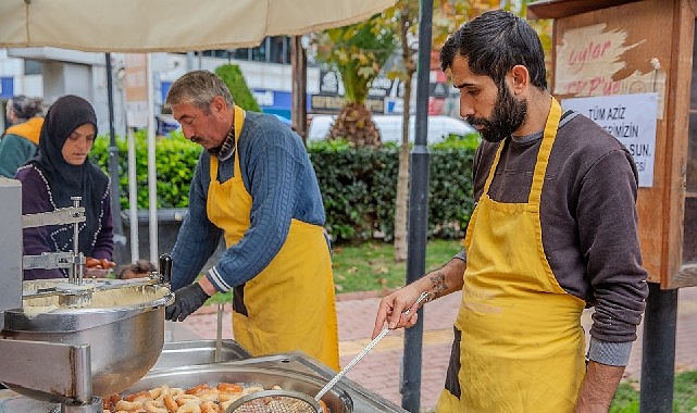 Seferihisar'da 12 şehit için lokma dağıtıldı