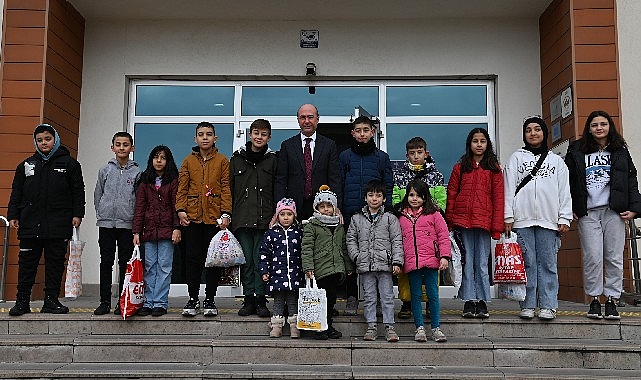Başkan Pekyatırmacı çocuklara şivlilik dağıttı