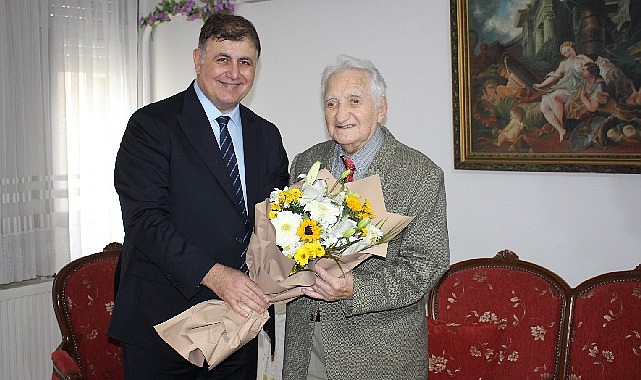 Başkan Tugay'dan Karşıyakalı çınara ziyaret