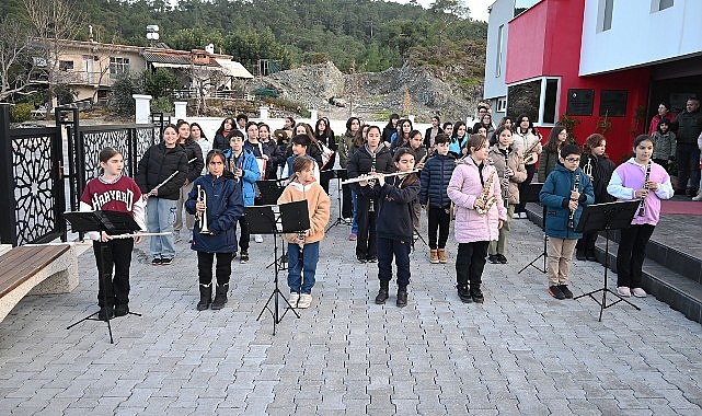 Geleceğin müzisyenleri şehitler için İstiklal Marşı'nı seslendirdi