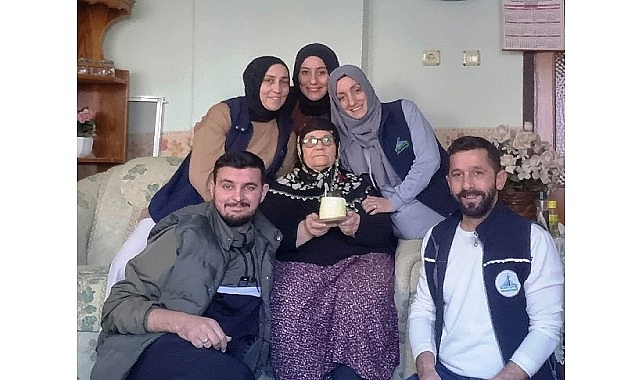 Kartepe'nin çınarlarına sürpriz doğum günü kutlaması
