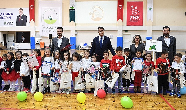 Minik öğrencilere karnelerini Başkan Dündar verdi
