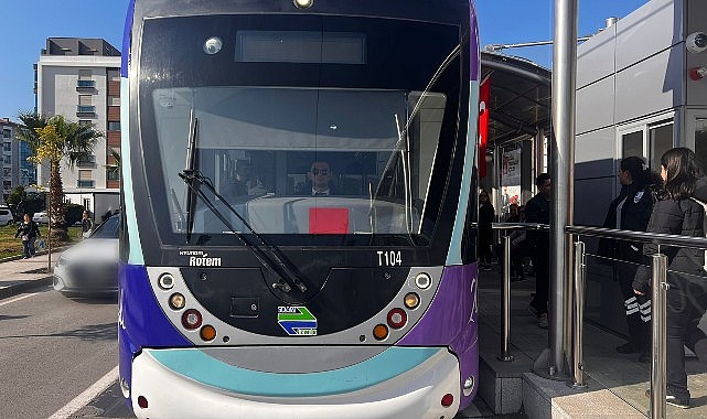 Çiğli Tramvayı “Kırmızı" ve “Mavi" hatla İzmirlilerin hizmetinde