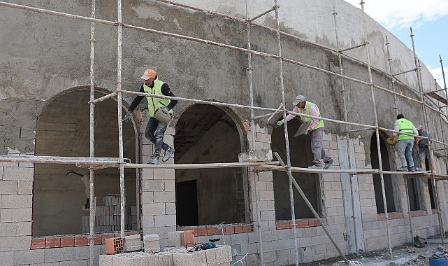 Kumluca'nın yeni simgesi Atatürk Stadyumu hızla yükseliyor