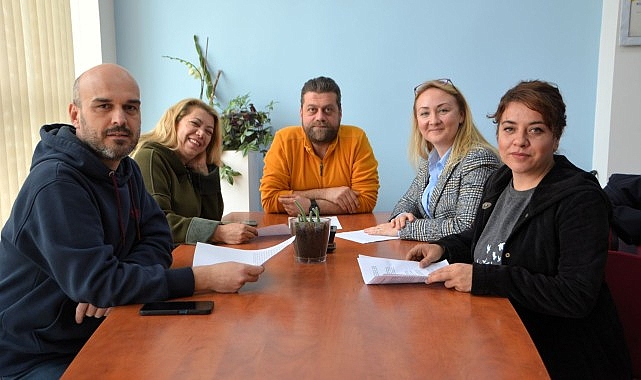'Radyo Ege Kampüs'te öğrenciler radyoculuğunu mutfağında öğreniyor