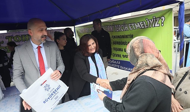 Aydın Büyükşehir Belediye Başkanı Özlem Çerçioğlu, Ata Tohumlarından üretilen fidelerin dağıtımını Söke'de gerçekleştirdi