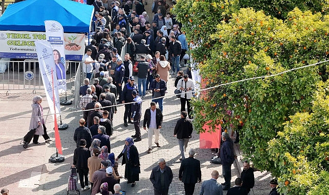 Aydın Büyükşehir Belediye Başkanı Özlem Çerçioğlu, Umurlu'da Ata Tohumlarından üretilen fidelerin dağıtımını gerçekleştirdi