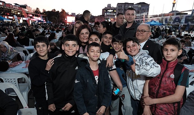 Çerçioğlu, Atatürk Kent Meydanı'ndaki İftarda Vatandaşlarla Bir Aaraya Geldi