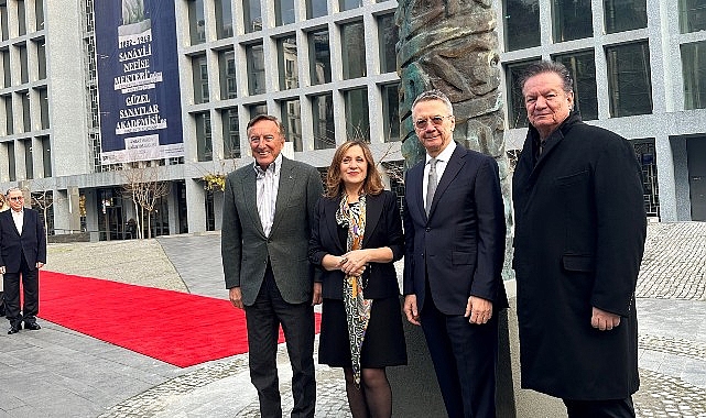 Cumhuriyetin İlk Heykeltraşlarından Zühtü Müridoğlu'nun Heykeli 100. Yıl Anısına Bronz Döküm Olarak Kamusal Alanda Sergileniyor