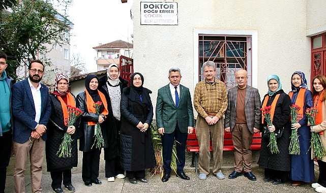 Erol Ölmez'den sağlıkçılara karanfil