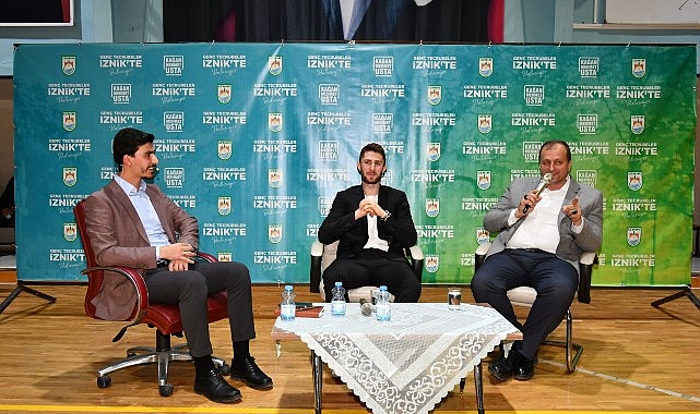 İznik Belediyesi tarafından düzenlenen 'Genç Tecrübeler Buluşuyor' etkinliğinin konuğu yıldız futbolcu İsmail Yüksek oldu