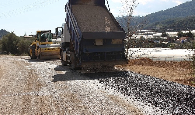 Kumluca Ortaköy'de deforme olan yollar asfaltlanıyor