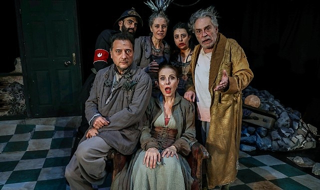 Zuhal Olcay ve Haluk Bilginer'i yıllar sonra yeniden bir araya getiren 'Kel Diva' adlı oyun, Nilüfer Tiyatro Festivali kapsamında seyirci ile buluştu
