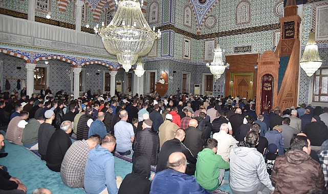 11 Ayın Sultanı Ramazan-ı Şerif Ayı içerisinde idrak edilen bin aydan daha hayırlı olan Kadir Gecesi'nde Kartepe'de camilerden semaya dualar yükseldi