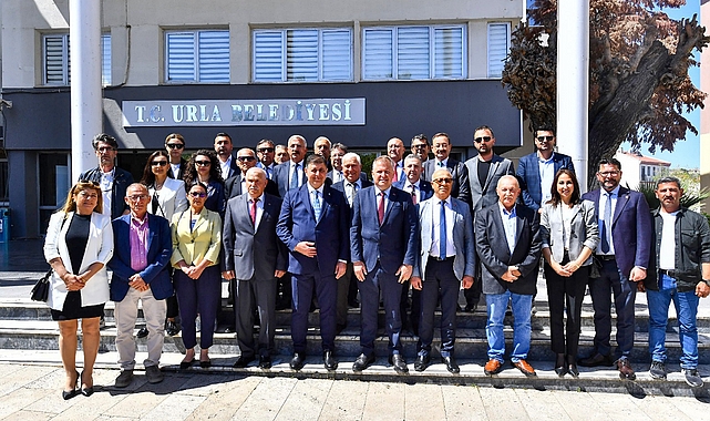 Başkan Tugay bayramın ilk günü Urla ve Çeşme'de yurttaşlarla buluştu