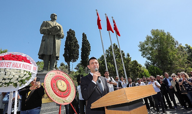 Bayraklı'da Başkan İrfan Önal mazbatasını aldı “Az uyuyup, çok çalışacağız"