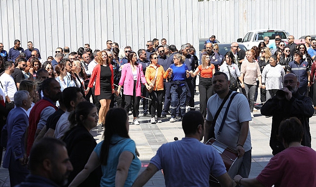 Bayraklı'da davullu zurnalı bayramlaşma