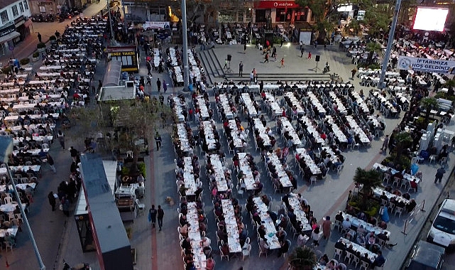 Burhaniyeliler, Kadir Gecesi'nde her yıl olduğu gibi bu yıl da Cumhuriyet Meydanı'nda iftarda buluştu