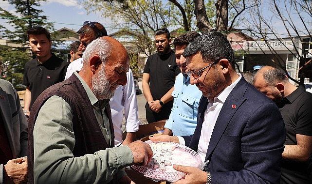 Cuma namazını Lale Sanayi Sitesi'nde bulunan Lale Camii'nde kılan Belediye Başkanı Rasim Arı, sanayi esnafı ile bir araya geldi