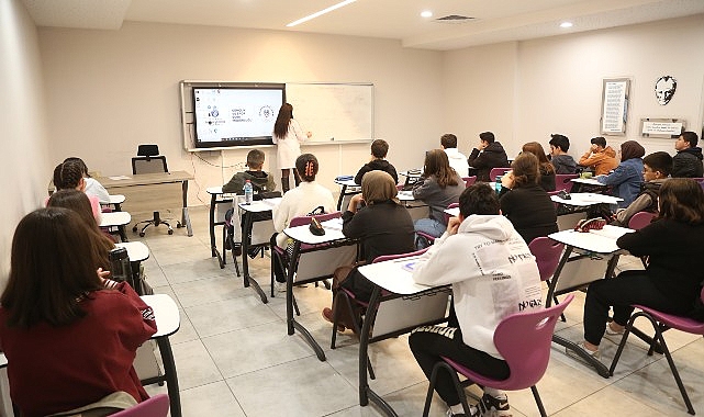 İBB'nin LGS ve YKS sınavlarına ücretsiz hazırlık kursu olan Ders Atölyeleri'nde yeni kayıt dönemi 2 Mayıs'ta başlıyor