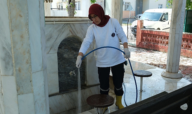 Kemer'de camilerde bayram temizliği