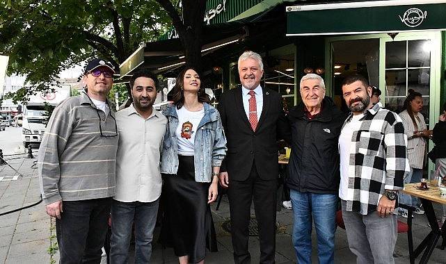 Lüleburgaz Belediye Başkanı Dr. Murat Gerenli, çekimleri Lüleburgaz'da süren 'Paranoya' filminin setini ziyaret ederek usta oyuncularla bir araya geldi