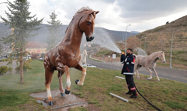 Nevşehir Belediyesi ekipleri, Ramazan Bayramı öncesinde Nevşehir Kalesi, Kayaşehir ve Meryem Ana Kilisesi çevresinde yoğun bir temizlik çalışması gerçekleştiriyor