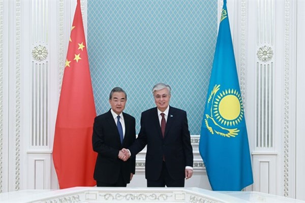 Kazakistan Devlet Başkanı Tokayev Wang Yi'yi kabul etti