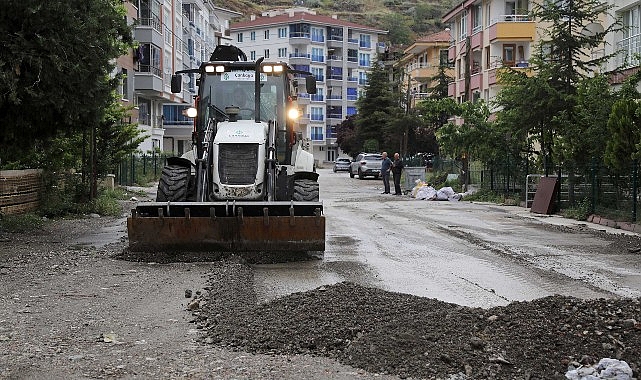 Çankaya Belediyesi, Ankara'da etkili olan ve normalin üzerinde yağan yağmurun ardından ulaşımı engelleyen taş toprak yığınlarını temizledi