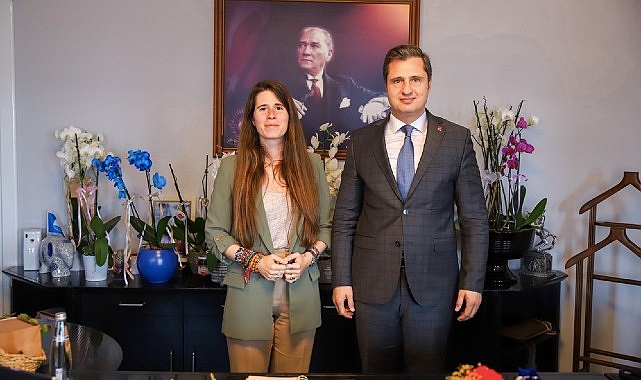 Cumhuriyet Halk Partisi (CHP) Genel Başkan Yardımcısı ve Parti Sözcüsü Deniz Yücel Çeşme Belediye Başkanı Lal Denizli'ye makamında ziyaret etti