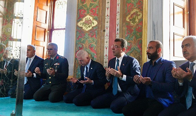 Ekrem İmamoğlu, İstanbul'un Fethi'nin 571. Yıldönümünde, Fatih Sultan Mehmet'i Fatih'teki türbesinde andı