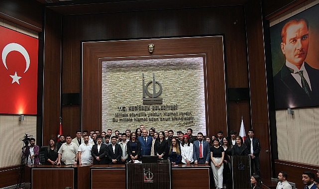 Keçiören Belediyesi Meclisi'nde düzenlenen özel oturumla meclis faaliyetleri gençlere devredildi
