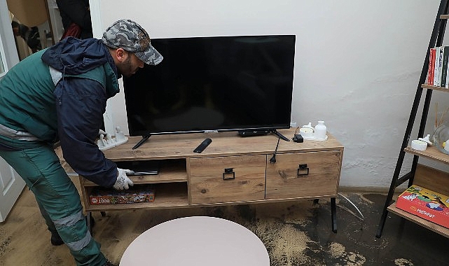 Keçiören'de sağanak yağışın neden olduğu taşkınlarda evini su basan vatandaşların yardımına Keçiören Belediyesi koştu