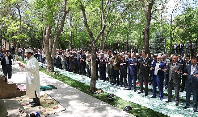 Namazgâh'ta Eller Yağmur İçin Semaya Kalktı