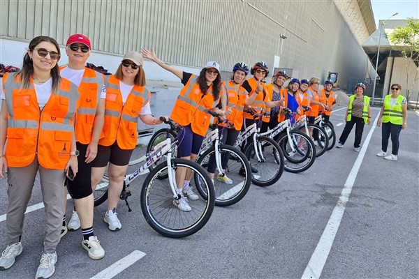 İzmir'de “Kadın Kadına Bisiklet Eğitimi Projesi” hayata geçirildi
