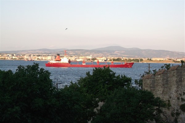 Çanakkale Boğazı'nda gemi trafiği askıya alındı