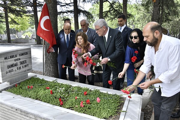 Dervişoğlu, Dündar Taşer'i mezarı başında andı