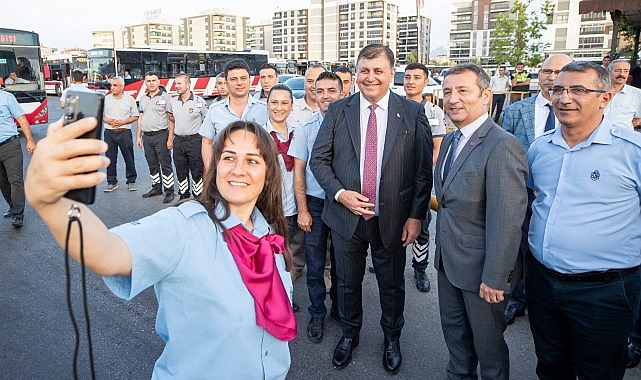 Başkan Tugay 05.30'da ESHOT personeliyle bayramlaştı