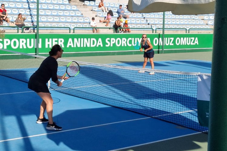 Dr. Yasemin Savaş ve Hülya Avşar’dan gösteri maçı