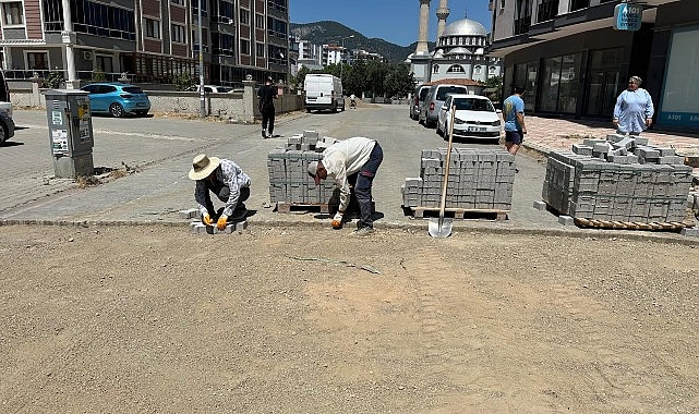 Edremit Belediyesi, Kadıköy Mahallesi'nde yolları düzenliyor