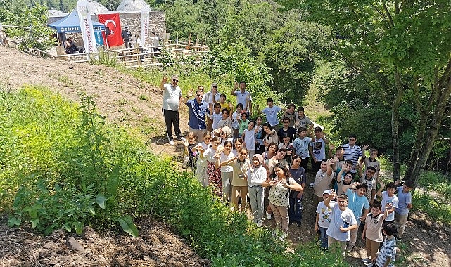 Gölcük Belediyesi tarafından başlatılan çalışma ile yeniden ihya edilerek ilçeye kazandırılan Yukarı Değirmendere'deki tarihi hamam, öğrencileri ağırladı