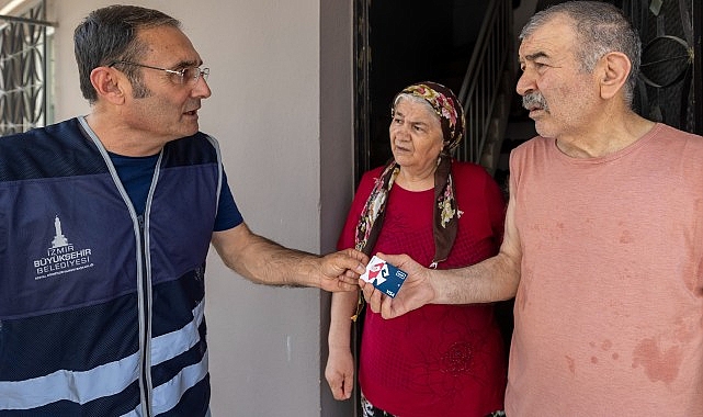 İzmir'de Emekli Dayanışma Kartı yüzleri güldürdü “Allah böyle başkanları hep var etsin"