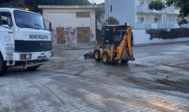 Kemer'de tozlu yollar yıkanıyor