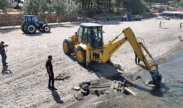 Ören Plajı'nda Metal Kalıntılar Temizlendi