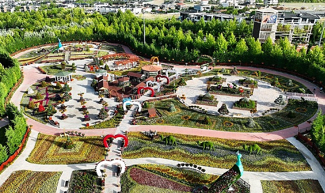 Selçuklu Belediye Başkanı Ahmet Pekyatırmacı, tüm vatandaşları 27 tür 65 çeşitte 395 bin çiçeği bünyesinde barındıran Selçuklu Çiçek Bahçesi'ni görmeye davet etti