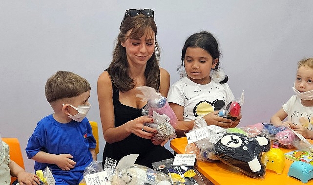 Ünlü oyuncu Aslıhan Malbora tedavi gören çocuklara bayram için 