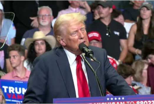 Trump suikast girişiminden sonraki ilk seçim mitinginde Biden ve Harris'i hedefine aldı